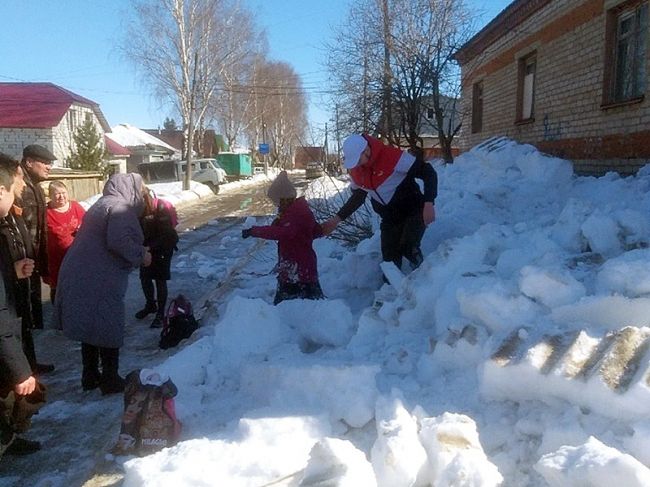 В Прикамье на двух школьниц обрушился снег с крыши офисного здания