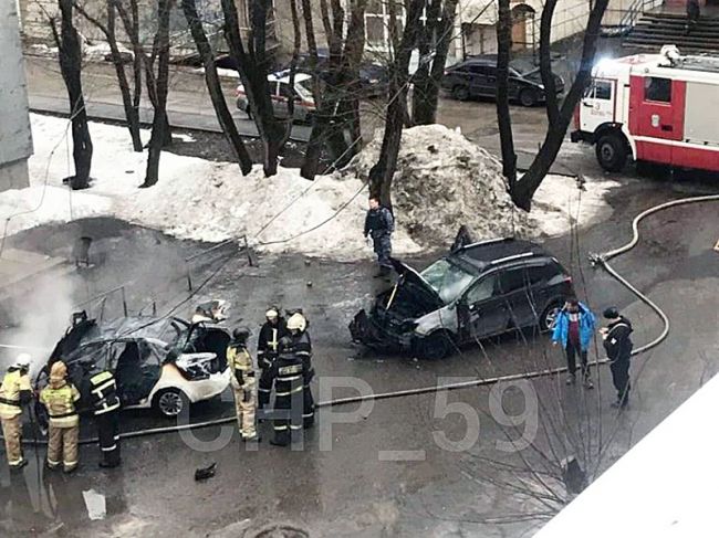 Во дворе дома в Перми сгорели два автомобиля