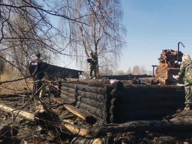 На пожаре в частном доме в Прикамье погибли четыре человека