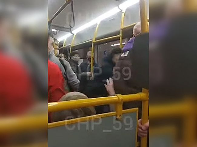 Очевидцы: в пермском автобусе две пьяные женщины устроили дебош