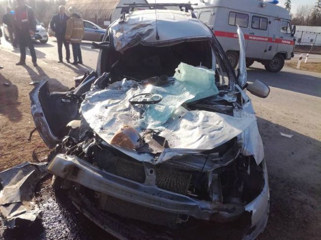 В страшной аварии с КАМАЗом в Прикамье пострадали двое детей