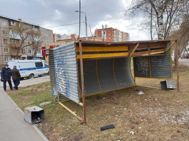 Следователи начали проверку после падения остановки на женщину в Перми