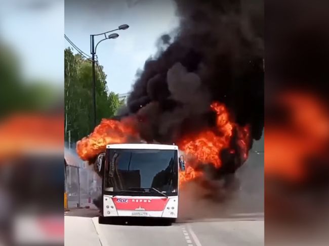 В Закамске на остановке полностью сгорел автобус