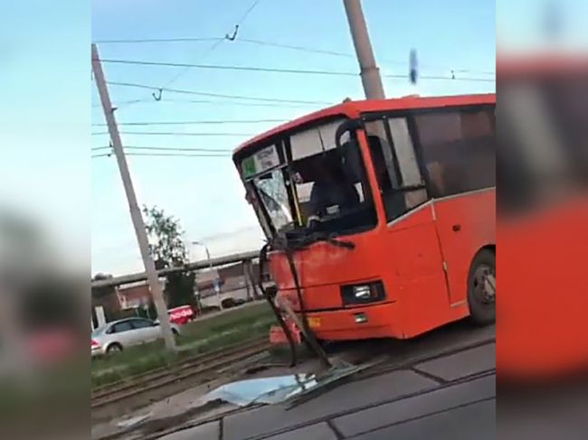 В Перми автобус на скорости снес дорожное ограждение