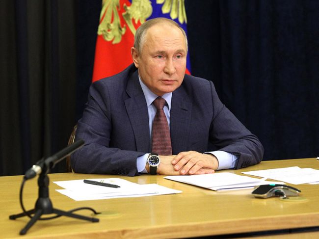 Путин скорректировал указ о выплатах в 10 тысяч рублей семьям первоклассников