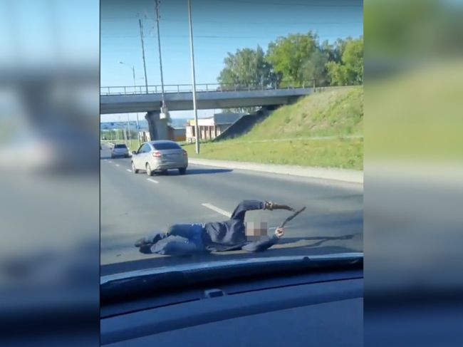 В Перми неадекватный мужчина лежал на дороге и размахивал палками