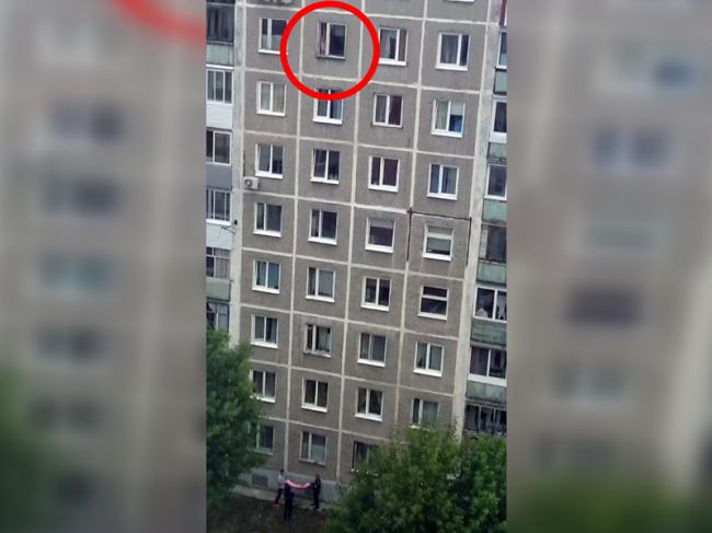 Фотокамера 8 этажа. В Перми ребенок чуть не выпал из окна. В Перми женщина выпала из окна. В ДК Солнечный город Пермь выпала из окна.