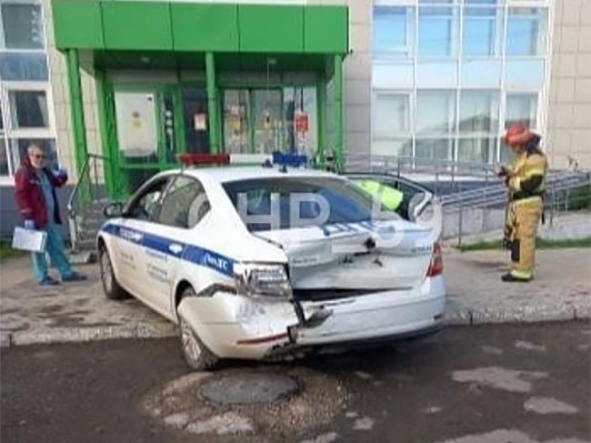 В Перми водитель такси врезался в полицейский автомобиль