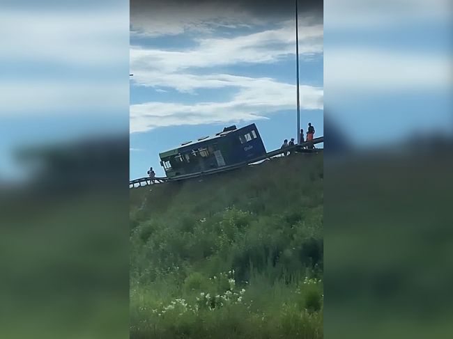 В Прикамье автобус с пассажирами чуть не упал с моста