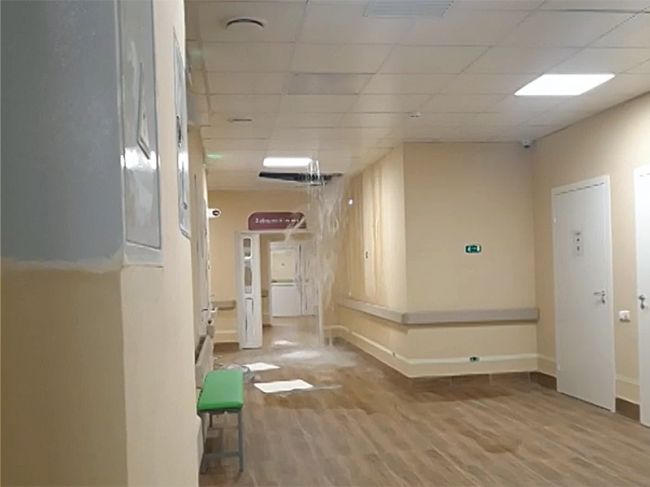 В Перми из-за сильного ливня в детской поликлинике прорвало потолок