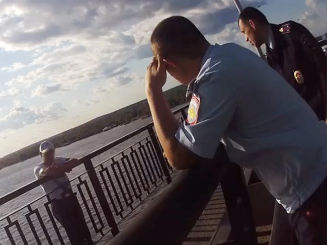 На Коммунальном мосту мужчина пытался свести счеты с жизнью