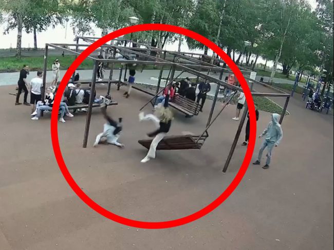 В Прикамье девочки слетели со сломавшейся качели в парке