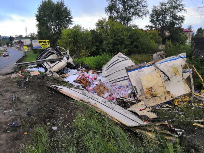 В Пермском крае в жуткой аварии грузовик разорвало на части