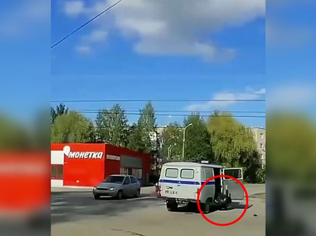 В Краснокамске полицейский вывалился из служебной машины