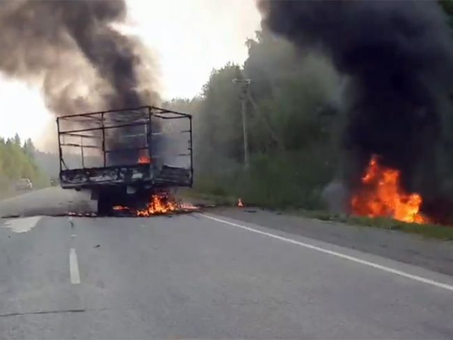 В Пермском крае на трассе сгорели два автомобиля