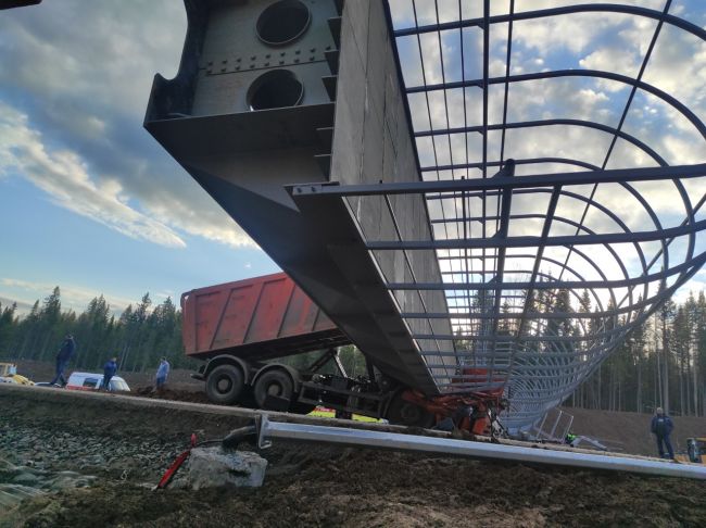 На трассе Пермь – Екатеринбург грузовик снес пешеходный мост
