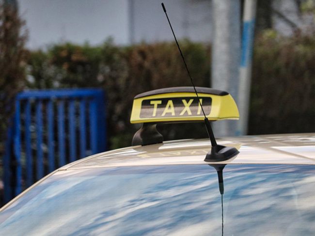 Стало плохо за рулем: в Перми таксист врезался в столб и погиб