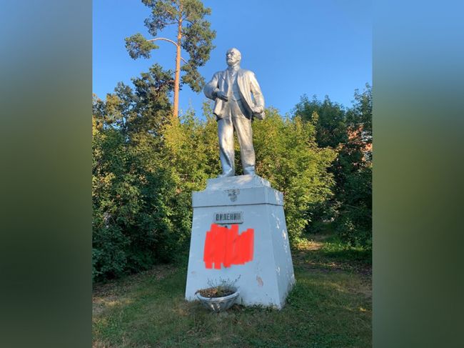 В Пермском крае на памятнике Ленину нарисовали свастику