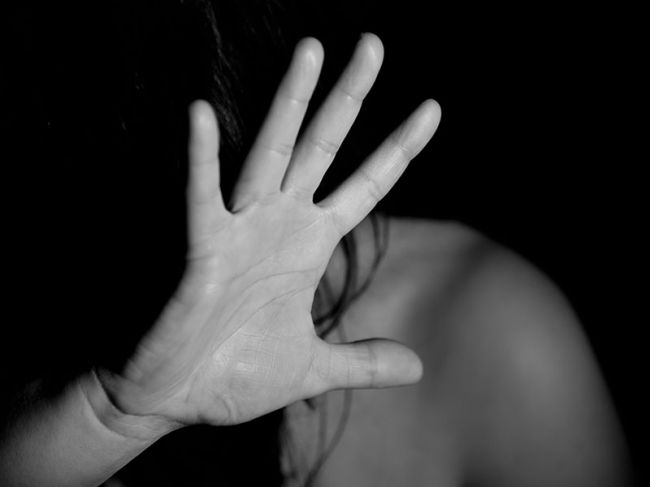 В Перми мужчина в течение полутора лет насиловал дочь своей сожительницы