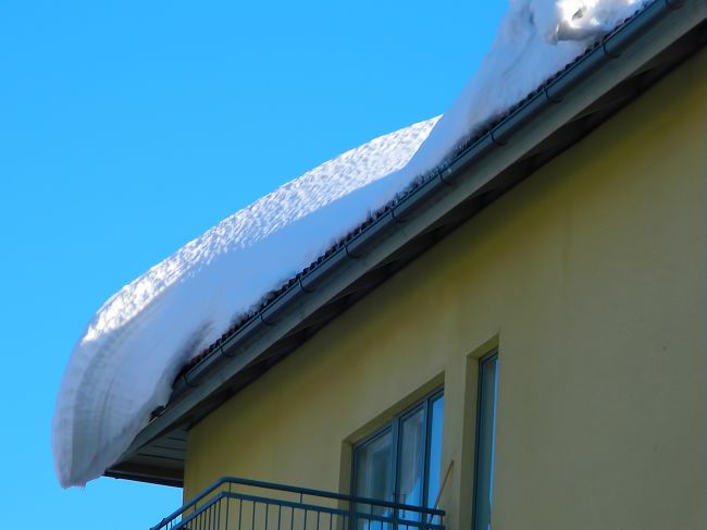 Прикамцев предупреждают об опасности схода с крыш снега