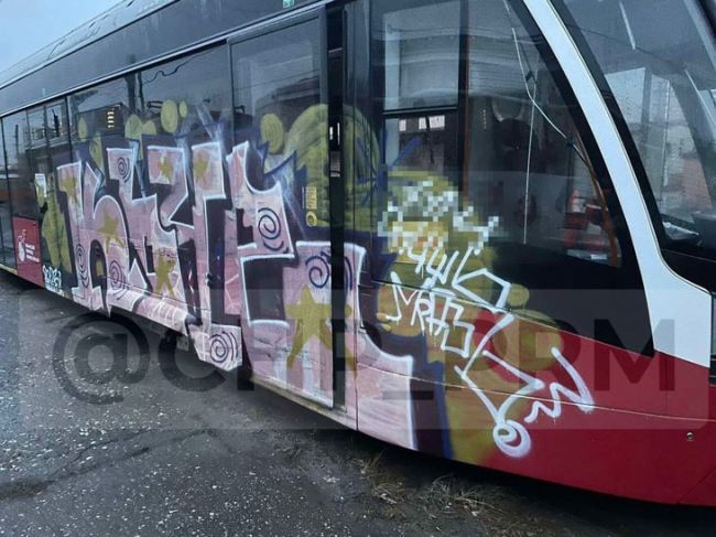 Неизвестные вандалы разрисовали трамвай в Перми