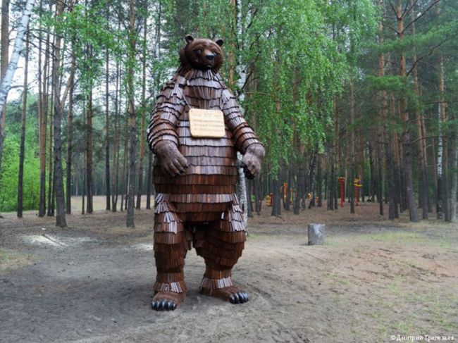 В Перми установили четырехметрового деревянного медведя