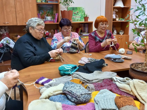 Бабушки из Закамска связали 500 пар теплых носков для пермских бойцов
