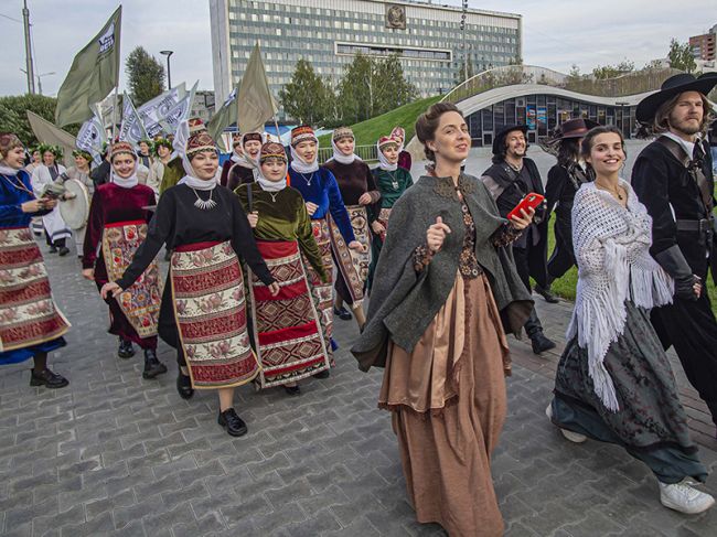 Артисты театра «У Моста» устроили яркое шествие по улицам Перми