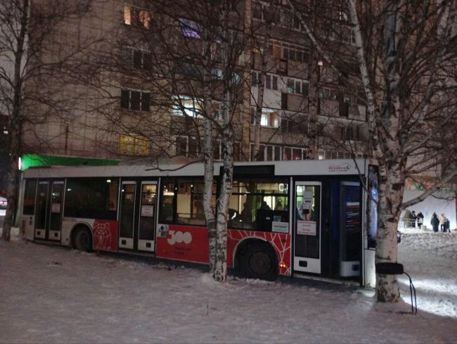 В Перми автобус врезался в жилой дом