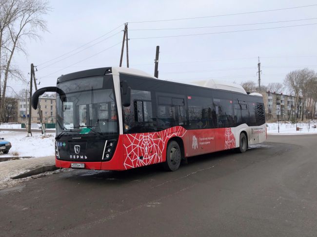 Автобус провалился в яму на шоссе Космонавтов