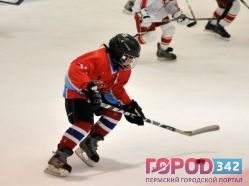 На катке в Индустриальном районе детей учат грамотно играть в хоккей