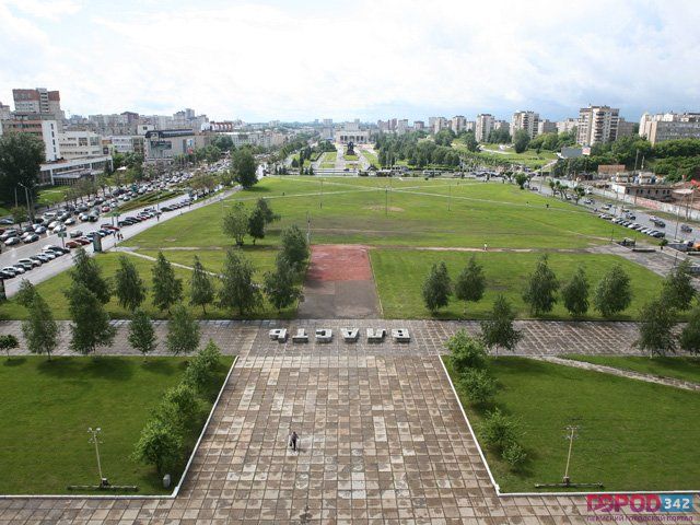 На эспланаде в Перми устанавливают скамейки
