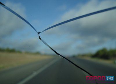 Как остановить распространение трещины на лобовом стекле