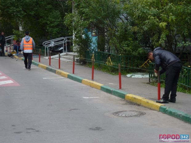 В Перми пешеходов оградят от нахалов за рулем антипарковочные столбики