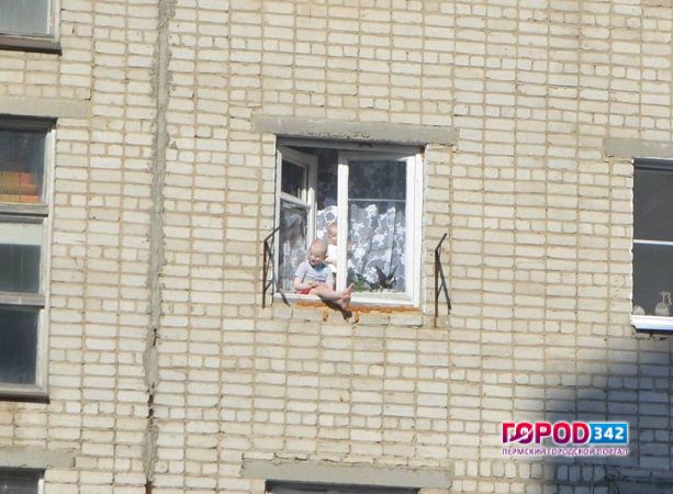 Прикамье. Падение детей из окна 4 этажа предотвратили случайные прохожие