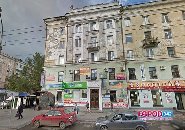 На Комсомольском проспекте штукатурка падает на головы прохожих