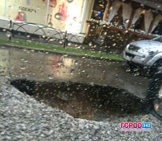 После урагана на улице Краснова в Перми провалился асфальт