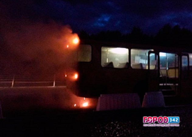 В Перми на Красавинском мосту загорелся пассажирский автобус
