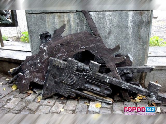 Вандалы вновь разрушили барельеф у памятника Пушкину в Перми