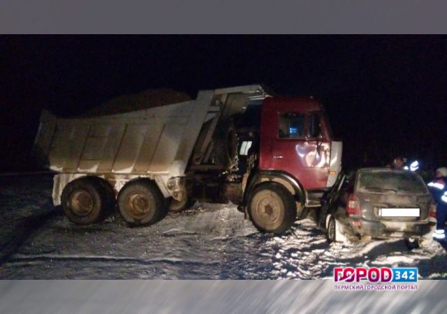 В Березовском районе Прикамья два человека погибли в ДТП с КамАЗом
