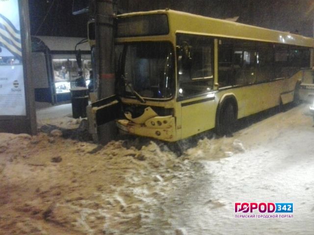 В центре Перми автобус из-за гололеда сбил пенсионерку и врезался в столб