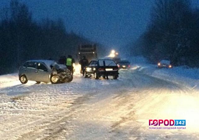 В массовом ДТП на трассе Кунгур-Соликамск пострадали два человека