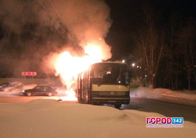 Сегодня утром, 26 января 2017 года, в одном из микрорайонов Перми загорелся служебный автобус, перевозивший рабочих