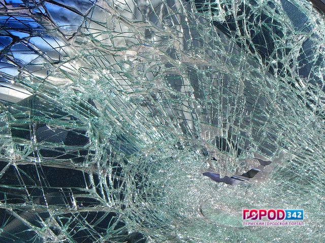 В Перми два легковых автомобиля столкнулись лоб в лоб, есть пострадавшие