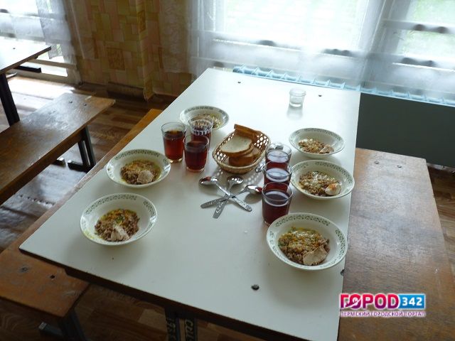В Частинском районе Пермского края детей в школах кормили испорченными продуктами