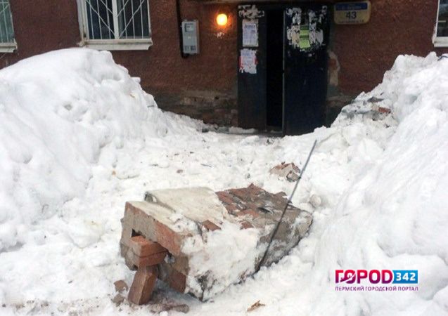 В Перми под тяжестью снега с крыши многоквартирного жилого дома рухнула кирпичная труба