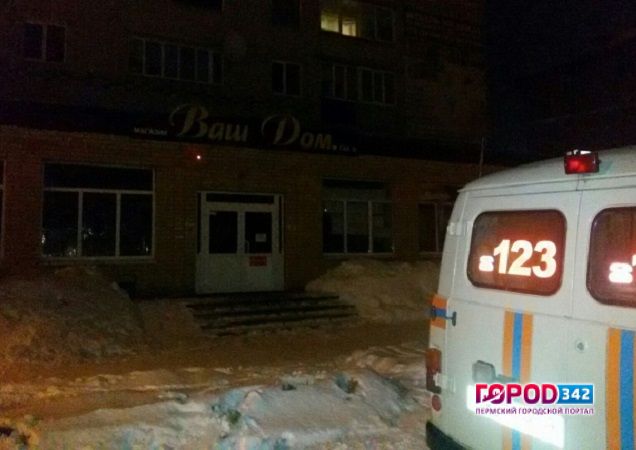 В Прикамье мужчина упал с балкона четвертого этажа на крышу магазина