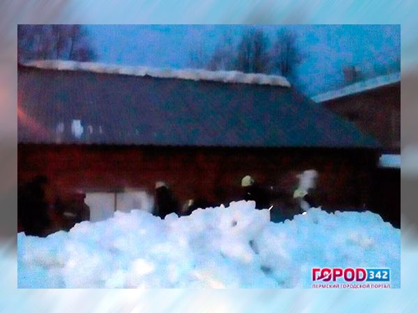 В Перми четверых детей завалило снегом, сошедшим с крыши детсада