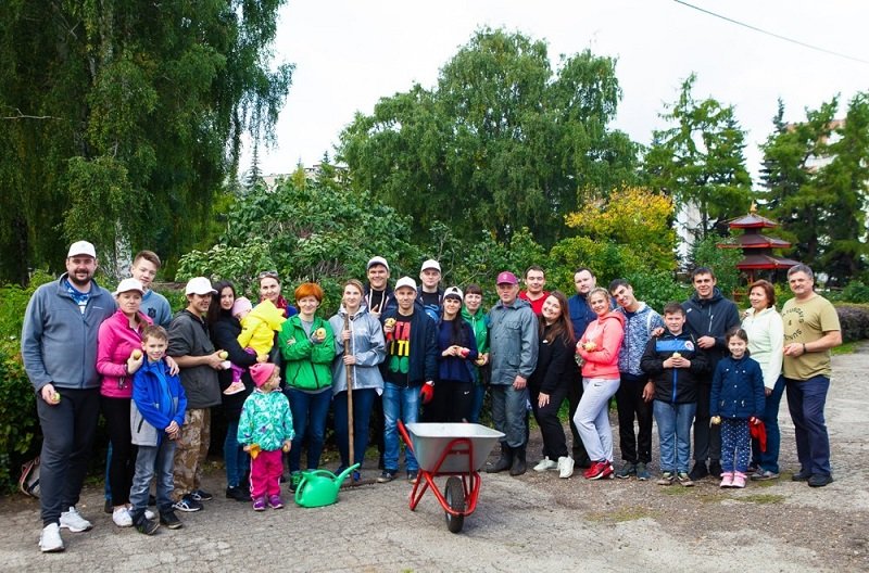Корпоративные волонтеры помогают благоустраивать Ботанический сад Пермского Университета