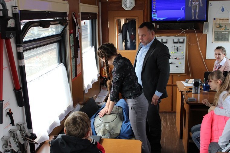 Сотрудники транспортной полиции Прикамья провели для школьников города Перми необычные уроки безопасности в вагоне поезда